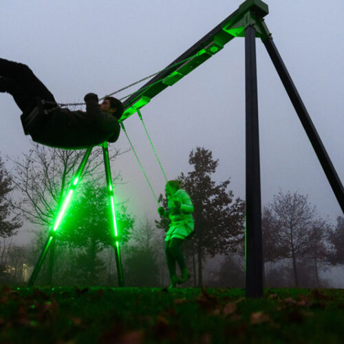 Speeltoestel LED Schommel 10 LED lampen die door zelfopgewekte energie gaan branden.